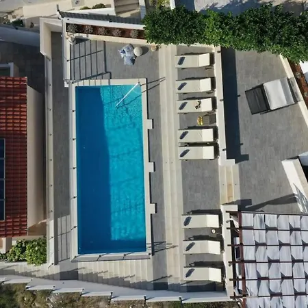 Villa Luxury By The Sea With Heated Pool