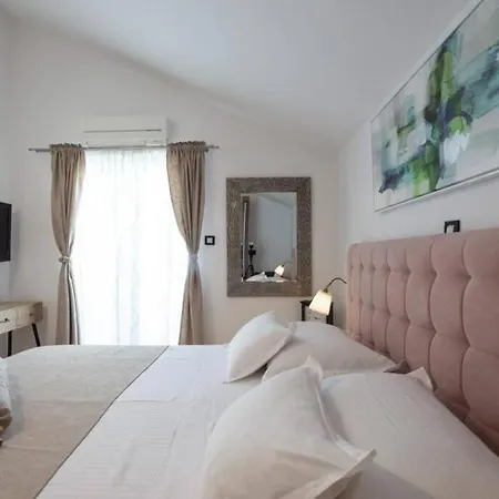 Villa Luxury By The Sea With Heated Pool Razanj