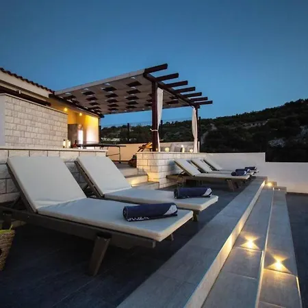 Villa Luxury By The Sea With Heated Pool