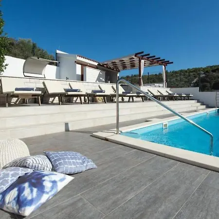 Luxury By The Sea With Heated Pool Villa
