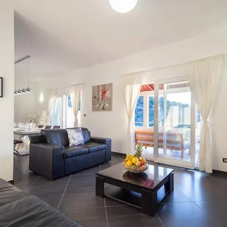 Luxury By The Sea With Heated Pool Villa *