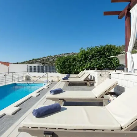 Luxury By The Sea With Heated Pool