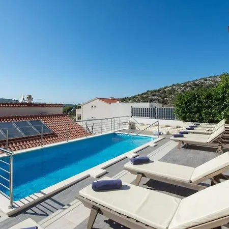 Luxury By The Sea With Heated Pool Villa *